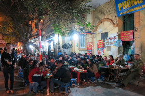 A typical sidewalk with crowds swarming for the cheap food and cheaper bia hois.