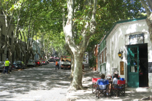An atmospheric streets in the Barrio Histórico (historic quarter).