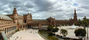 Plaza de España is said to be built in this shape and direction to symbolize a “hug” to America. 